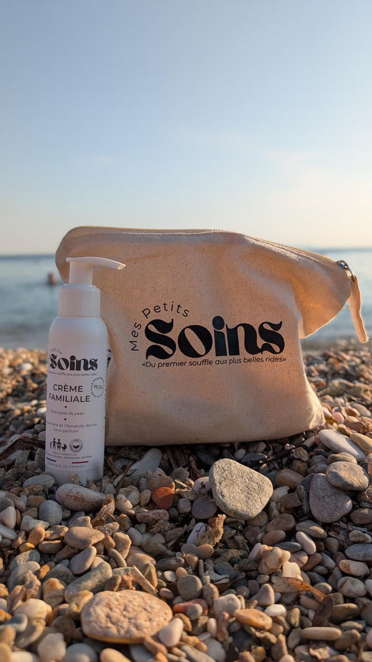 Translation missing: fr.Trousse de toilette Mes Petits Soins et Crème Familiale sur une plage au coucher du soleil
